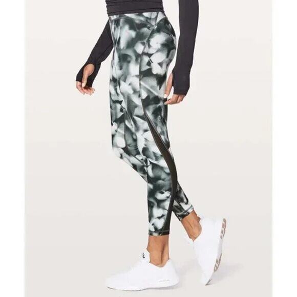 lululemon athletica Pants - Lululemon Train Times 7/8 Pant 25" Blush Blossom Alpine White / Black Size 4